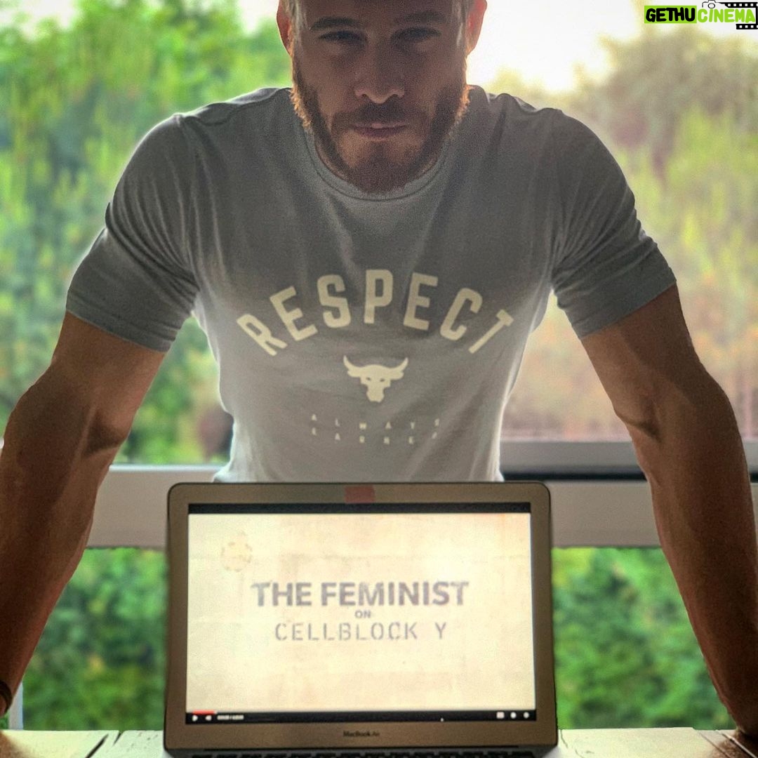 Kerem Bürsin Instagram - (...swipe for english caption) Sizlerle uzun süredir önem verdiğim ve takip ettiğim bir konu olan kadın hakları ile alakalı @richiereseda ‘ nın yer aldığı oldukça çarpıcı bir belgeseli paylaşmak istiyorum. The Feminist on Cellblock Y (Bu link’ten bit.lycellblockY izleyebilirsiniz) Ne yazık ki belgeselin orijinal dili ingilizce fakat @cnn ’nin hazırladığı bir belgesel olduğu için umarım en yakın zamanda @cnnturk de Türkçe dil seçenekleriyle yayınlanır. Kadın hakları ihlallerinin temelinde yatan sorunları sorgulayan, toplumun nasıl bir sistem içerisinde hareket ettiğini ve bu erkek egemen toplum düzeninin nasıl kadın hakları ihlallerine sebep olduğunu beklenmedik bir şekilde anlatan bir belgesel. Samimiyetle şunu söyleyebilirim ki konu kadınlara gelince hayatım boyunca kendimi hep ‘doğru adam’ olarak tanımladım, neden mi?…Çünkü bugüne kadar hiçbir kadını incitecek bir harekette bulunmadım, hiçbir kadına saygısızlık etmemeye özen gösterdim...Ancak bir süredir kadın erkek eşitliği ile alakalı devam eden bir çalışma içerisindeyim ve şunu öğrendim ki kendini ‘doğru adam’ olarak tanımlamak uzun yıllardır devam eden global hak savaşı mücadelesi için ne yazık ki yeterli değil. Hatta ‘doğru adam’ bile kadın hakları mücadelesinde problemin bir parçası olabiliyor…Kendimden de biliyorumki aslında bu eşitsizliğe sebep olan kalıp yargılarını her gün yeniden ve yeniden üretiyoruz. Kendimize ‘doğru adam’ dediğimizde nasıl hala devam eden bir sorunun içerisinde daha iyi olabileceğimizi çoğu zaman düşünmüyoruz…ve yeterli görüyoruz. Daha iyi olmak her zaman bir seçenek, gelişime hep açık olmalıyız. Ben bu konuyla alakalı daha bilinçli, daha duyarlı, daha etkili ve daha bilgili olmak istiyorum…Sen de olabilirsin. #thefeministoncellblocky #menswork