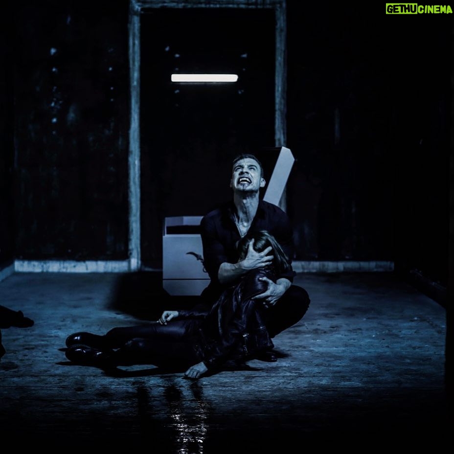 Kerem Bürsin Instagram - 6 Eylül / September 6 #yaşamayanlar #comingsoon @blutv