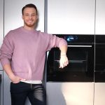 Kerem Bürsin Instagram – Gece yarıları cookie’ler, ev yapımı köfteler hepsi buradan çıkıyor. İşte benim fırınım.🤘🏻 Kendisi 3D Fry özelliği sayesinde hava ile yağsız kızartma yapıyor ve mükemmel pişiriyor. Bana da yemesi kalıyor. ;) #TamBiBosch #BoschEvAletleri #İşbirliği @boschhometurkiye