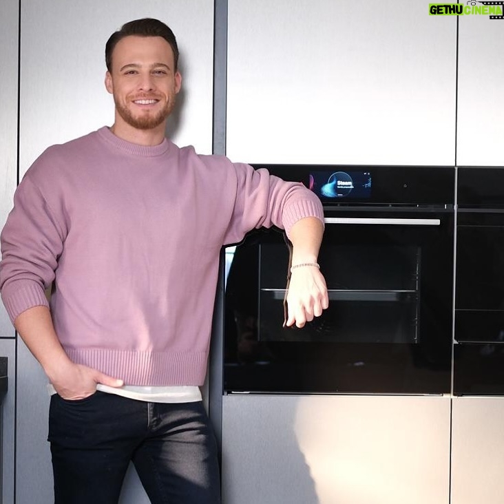 Kerem Bürsin Instagram - Gece yarıları cookie’ler, ev yapımı köfteler hepsi buradan çıkıyor. İşte benim fırınım.🤘🏻 Kendisi 3D Fry özelliği sayesinde hava ile yağsız kızartma yapıyor ve mükemmel pişiriyor. Bana da yemesi kalıyor. ;) #TamBiBosch #BoschEvAletleri #İşbirliği @boschhometurkiye