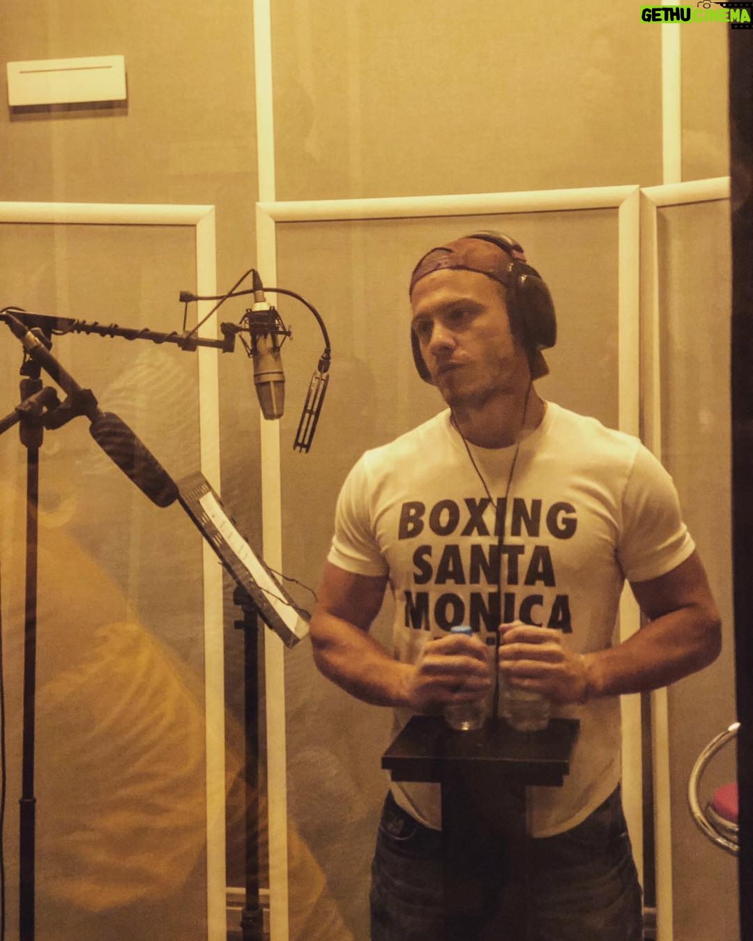 Kerem Bürsin Instagram - ‘Le Dublaj’... YAŞAMAYANLAR (while sporting my favorite @boxnburn) #yaşamayanlar #comingsoon