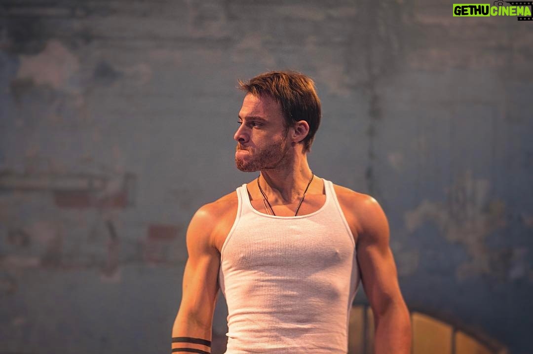 Kerem Bürsin Instagram - The 'prepare for glory' face #alismith #busehirarkandangelecek