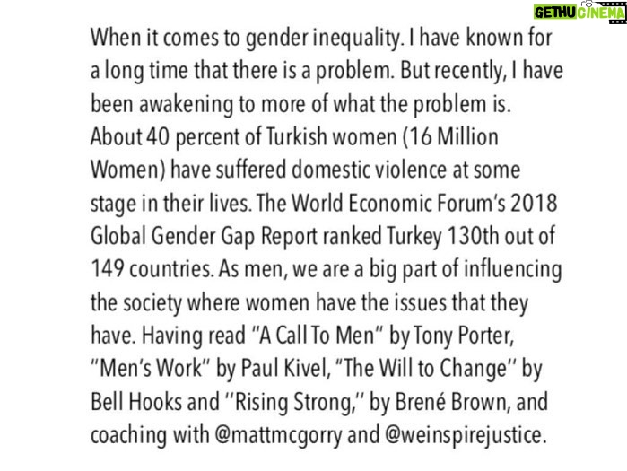 Kerem Bürsin Instagram - Dünyanın her yerinde kadınlar ve erkekler arasında süregelen büyük bir eşitsizlik var ve ben bu eşitsizliği kadınlar lehine bir eşitlik haline getirmek için bir süredir arkadaşlarım @mattmcgorry ve @weinspirejustice ile birlikte bir rehber önderliğinde çalışmalar yapıyorum. Bu sürede okuduğum Tony Porter’ın ‘’A Call To Men’’, Paul Kivel’in ‘’Men’s Work’’, Bell Hooks'un ''The Will to Change'' ve Brene Brown’un ‘’Rising Strong’’ kitaplarının bu yolda doğru adımlar atmama sebep olan bilincin oluşmasında rolünün çok büyük olduğuna inanıyorum. Her zaman cinsiyet eşitsizliğini büyük bir sorun olarak görmeme rağmen aslında konuya dair çokta derin bir farkındalık içerisinde olmadığımı bu sürede farkettim. Üzülerek belirtiyorum ki Türkiye’de yaşayan kadınların ’ı ( 16 milyon kadın) gibi çok büyük bir kesimi hayatlarının bir döneminde aile içi şiddete maruz kalıyor. Kadınların politik katılımını, eğitim seviyesini ve iş gücüne katılımını baz alarak hazırlanan 2018 Cinsiyet Eşitliği Raporu’na göre ise; Türkiye 149 ülke içinde 130’uncu sırada yer alıyor. Bir erkek olarak, toplumun geneli tarafından kadınların maruz kaldığı bu ayrımcılığa karşı toplumu etkileyebilecek büyük bir ailenin parçası olduğumu düşünüyorum. Çünkü kadınların çektiği acıları ya da yaşadıkları haksızlıkları görmek veya empati kurabilmek için kadın olmak gerekmiyor. Bugüne kadar yapılmış toplumsal cinsiyet eşitliği ile alakalı çalışmalardan çok daha fazlasını yapmaya ihtiyacımız var. Ülkemizde şiddete maruz kalan kadınların 88%’i sessiz kalıyor, sessiz kalmamaları için hepimizin bunu paylaşabilecekleri ve destek isteyebilecekleri bir ortam yaratmamız gerekiyor. Doğru değer setleri ve ahlaki normlar dünyanın değişmesinde çok etkili ve ben bunun önemini bu rehberlik süresinde daha da iyi anlamış biri olarak bu haksızlığa karşı sesimizi daha çok duyurmalı - ki buna ben de dahilim-, kadınlara karşı yapılan bu haksızlığa neden olan öğretileri yıkıp cinsiyet üzerinden yapılan ayrımcılığa karşı durmamız gerektiğine inanıyorum! #kadınaşiddetehayır #stopviolenceagainstwomen