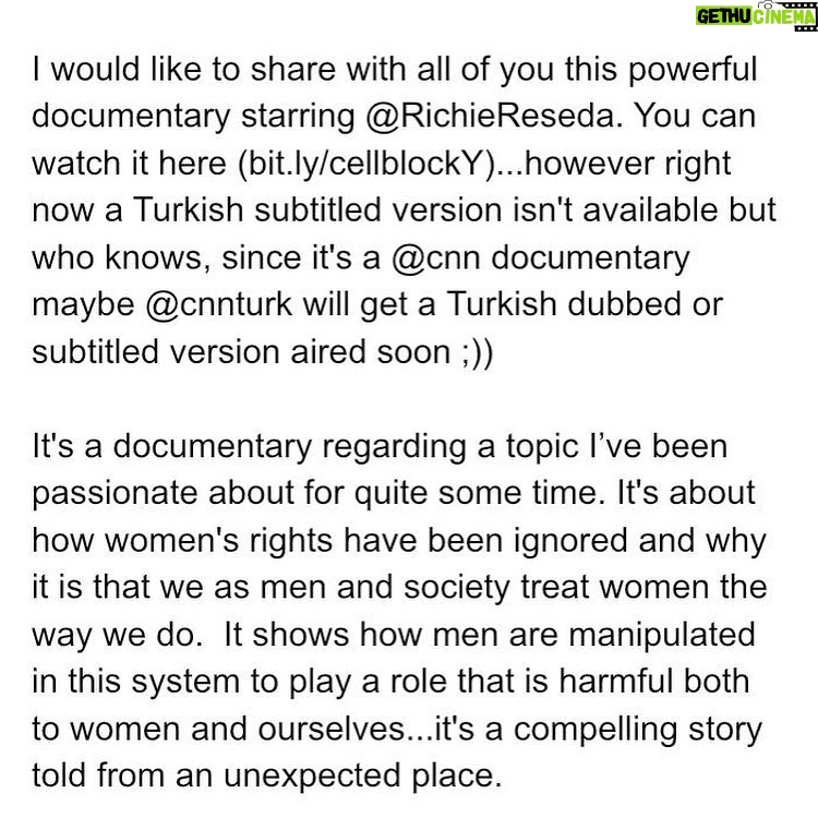 Kerem Bürsin Instagram - (...swipe for english caption) Sizlerle uzun süredir önem verdiğim ve takip ettiğim bir konu olan kadın hakları ile alakalı @richiereseda ‘ nın yer aldığı oldukça çarpıcı bir belgeseli paylaşmak istiyorum. The Feminist on Cellblock Y (Bu link’ten bit.lycellblockY  izleyebilirsiniz) Ne yazık ki belgeselin orijinal dili ingilizce fakat @cnn ’nin hazırladığı bir belgesel olduğu için umarım en yakın zamanda @cnnturk de Türkçe dil seçenekleriyle yayınlanır. Kadın hakları ihlallerinin temelinde yatan sorunları sorgulayan, toplumun nasıl bir sistem içerisinde hareket ettiğini ve bu erkek egemen toplum düzeninin nasıl kadın hakları ihlallerine sebep olduğunu beklenmedik bir şekilde anlatan bir belgesel. Samimiyetle şunu söyleyebilirim ki konu kadınlara gelince hayatım boyunca kendimi hep ‘doğru adam’ olarak tanımladım, neden mi?…Çünkü bugüne kadar hiçbir kadını incitecek bir harekette bulunmadım, hiçbir kadına saygısızlık etmemeye özen gösterdim...Ancak bir süredir kadın erkek eşitliği ile alakalı devam eden bir çalışma içerisindeyim ve şunu öğrendim ki kendini ‘doğru adam’ olarak tanımlamak uzun yıllardır devam eden global hak savaşı mücadelesi için ne yazık ki yeterli değil. Hatta ‘doğru adam’ bile kadın hakları mücadelesinde problemin bir parçası olabiliyor…Kendimden de biliyorumki aslında bu eşitsizliğe sebep olan kalıp yargılarını her gün yeniden ve yeniden üretiyoruz. Kendimize ‘doğru adam’ dediğimizde nasıl hala devam eden bir sorunun içerisinde daha iyi olabileceğimizi çoğu zaman düşünmüyoruz…ve yeterli görüyoruz. Daha iyi olmak her zaman bir seçenek, gelişime hep açık olmalıyız. Ben bu konuyla alakalı daha bilinçli, daha duyarlı, daha etkili ve daha bilgili olmak istiyorum…Sen de olabilirsin. #thefeministoncellblocky #menswork
