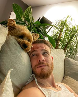 Kerem Bürsin Instagram - A man and his dog 🐾🕶️🤘🏻 #hector