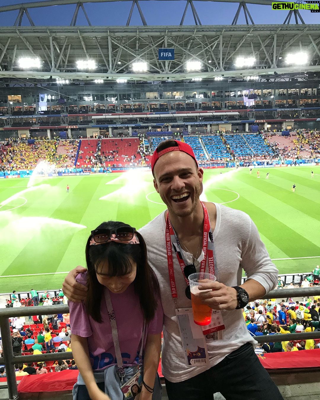 Kerem Bürsin Instagram - @kingofcheers what a great time...müthiş eğlendik!!... rastgele bu iki arkadaşla fotoğraf çektirdik ;) What’s Up from TÜRKİYE! #king #kingofbeers #worldcup2018