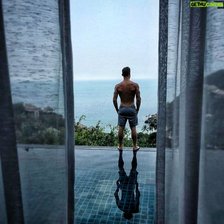 Kerem Bürsin Instagram - "Kendini okyanusta bir damla sanma. Bir damlanın içinde kocaman bir okyanussun." -Mevlana #motivasyon #believeinyou #akış #anywhereeverywhere