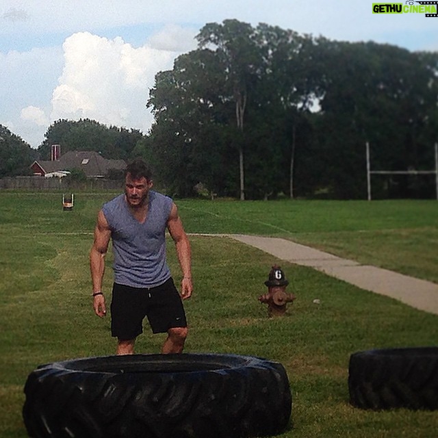 Kerem Bürsin Instagram - Tireflip time ;)... #motivasyon #TexasTireflippin