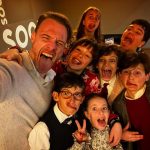 Kerem Bürsin Instagram - Having fun with the greatest kids on the block!!! No podría estar más feliz de actuar con un equipo tan genial. Gracias a todos por vuestro apoyo. Un abrazo a todos y todas! No dejen de ver A Todo Tren 2 en el cine a partir del 2 de diciembre. @warnerbrosspain 🚂🤘🏻