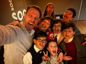 Kerem Bürsin Instagram - Having fun with the greatest kids on the block!!! 

No podría estar más feliz de actuar con un equipo tan genial. Gracias a todos por vuestro apoyo. Un abrazo a todos y todas! No dejen de ver A Todo Tren 2 en el cine a partir del 2 de diciembre. @warnerbrosspain 🚂🤘🏻