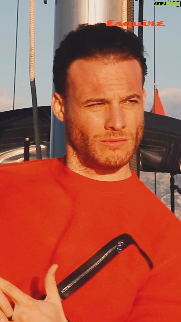 Kerem Bürsin Instagram - Look what I found from the @esquireturkiye shoot ;)) Video: @tugce.kilincli Video Kurgu: @bontedigital Genel yayin yonetmeni: @gulenyelmen Moda Editörü: @tugce.kilincli Röportaj @badecakar Mekan @portonovi 🤘🏻🙏🏻🤙🏻🥃