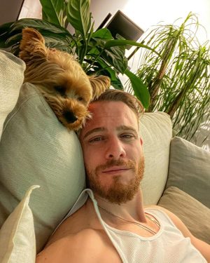 Kerem Bürsin Instagram - A man and his dog 🐾🕶️🤘🏻 #hector