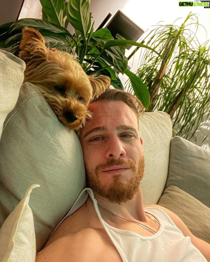 Kerem Bürsin Instagram - A man and his dog 🐾🕶️🤘🏻 #hector