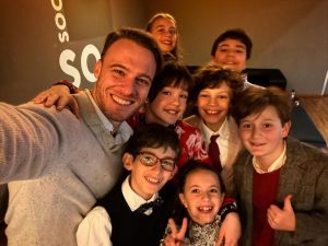 Kerem Bürsin Instagram - Having fun with the greatest kids on the block!!! 

No podría estar más feliz de actuar con un equipo tan genial. Gracias a todos por vuestro apoyo. Un abrazo a todos y todas! No dejen de ver A Todo Tren 2 en el cine a partir del 2 de diciembre. @warnerbrosspain 🚂🤘🏻