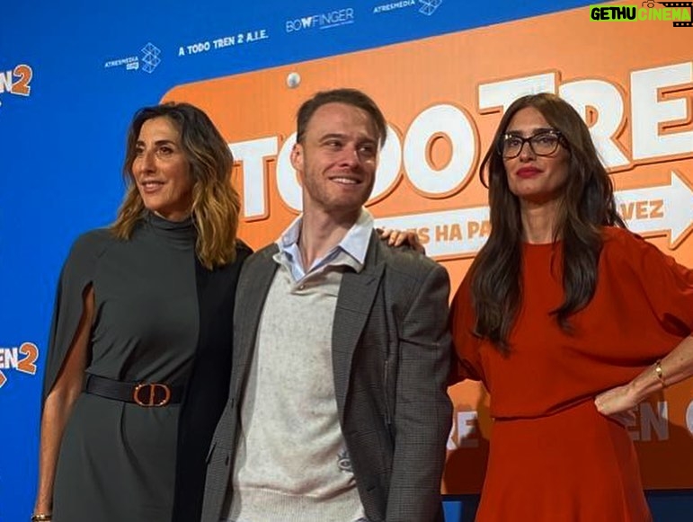 Kerem Bürsin Instagram - Having fun with the greatest kids on the block!!! No podría estar más feliz de actuar con un equipo tan genial. Gracias a todos por vuestro apoyo. Un abrazo a todos y todas! No dejen de ver A Todo Tren 2 en el cine a partir del 2 de diciembre. @warnerbrosspain 🚂🤘🏻