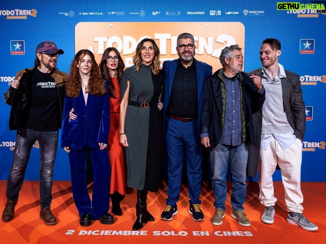 Kerem Bürsin Instagram - Having fun with the greatest kids on the block!!! No podría estar más feliz de actuar con un equipo tan genial. Gracias a todos por vuestro apoyo. Un abrazo a todos y todas! No dejen de ver A Todo Tren 2 en el cine a partir del 2 de diciembre. @warnerbrosspain 🚂🤘🏻