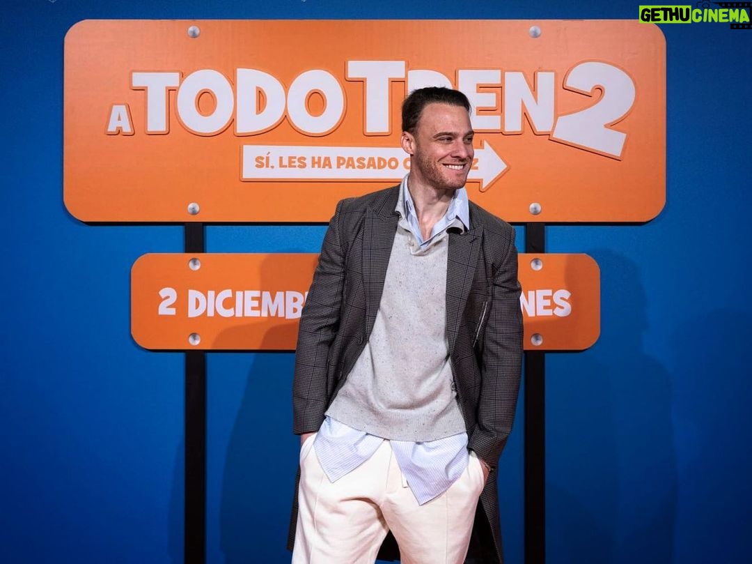 Kerem Bürsin Instagram - Having fun with the greatest kids on the block!!! No podría estar más feliz de actuar con un equipo tan genial. Gracias a todos por vuestro apoyo. Un abrazo a todos y todas! No dejen de ver A Todo Tren 2 en el cine a partir del 2 de diciembre. @warnerbrosspain 🚂🤘🏻
