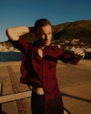Kerem Bürsin Instagram - What a shoot! Müthiş ekip, müthiş yer, müthiş zaman! Hope you enjoy…we definitely did 🤘🏻🕶️🤘🏻 (Also absolutely love how @canbuyukkalkan decided to shoot me changing between looks and we got it in the mag!!!!) wild and free 🤘🏻 

The MÜTHİŞ TEAM!! 🙏🏻😘@esquireturkiye 
Gülen Yelmen @gulenyelmen 
Fotoğraflar Can Büyükkalkan @canbuyukkalkan 
Sac makyaj Hakan Kultur @hakankulturofficial 
Moda editoru Tugce Kilincli tugcekilincli
Roportaj Bade Cakar @badecakar  The beautiful @portonovi  Lots of love friends 🙏🏻♥️🤘🏻