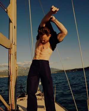 Kerem Bürsin Instagram - What a shoot! Müthiş ekip, müthiş yer, müthiş zaman! Hope you enjoy…we definitely did 🤘🏻🕶️🤘🏻 (Also absolutely love how @canbuyukkalkan decided to shoot me changing between looks and we got it in the mag!!!!) wild and free 🤘🏻 

The MÜTHİŞ TEAM!! 🙏🏻😘@esquireturkiye 
Gülen Yelmen @gulenyelmen 
Fotoğraflar Can Büyükkalkan @canbuyukkalkan 
Sac makyaj Hakan Kultur @hakankulturofficial 
Moda editoru Tugce Kilincli tugcekilincli
Roportaj Bade Cakar @badecakar  The beautiful @portonovi  Lots of love friends 🙏🏻♥️🤘🏻