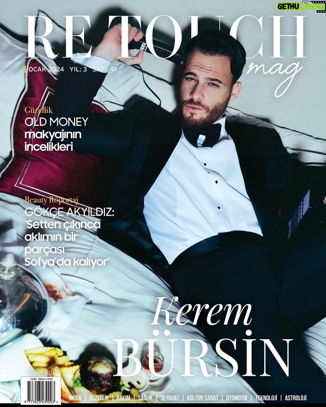 Kerem Bürsin Instagram - Yakışıklılığının yanında mütevaziliği ve iyi kalpliliğiyle de herkesin gönlünde taht kuran Kerem Bürsin, Re Touch Mag'in yeni yıldaki ilk konuğu oldu. 10 yıl önce ‘Güneşi Beklerken’ ile hayatımıza giren ünlü oyuncu ile bol bol güldüğümüz, eğlendiğimiz harika bir çekim gerçekleştirdik. Genel Yayın yönetmeni @haleceylanbarlas Röportaj @vildanuygunoglu Fotoğraflar @onurdemirdag Styling @eylmyldzz Video @yusaebrar Saç @ercanermis Makyaj @akinstayn Fotoğrafçı asistanı @nurullahcunii Styling asistanları @iremonwork @tugbaadora Mekan @cpkempinski Teşekkürler @gunfergunaydinagency @gunfer @yaren.avcioglu
