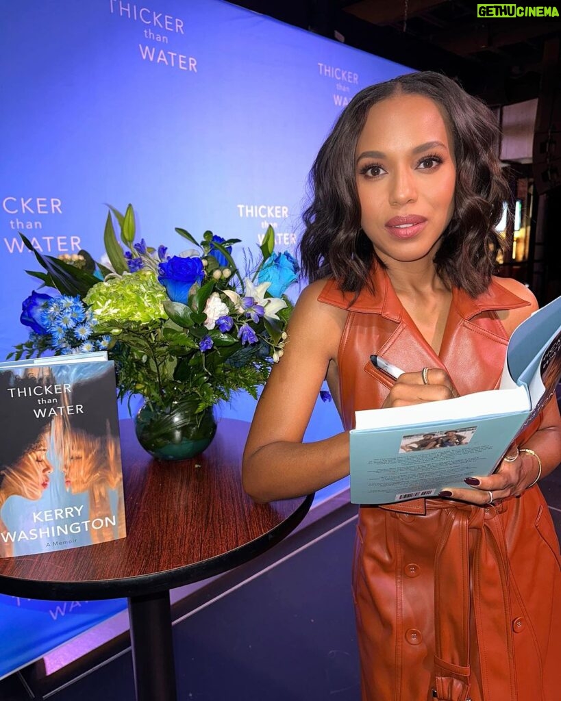 Kerry Washington Instagram - Huge thank you to @1800flowers for making these meet and greet stages so BLUE and BEAUTIFUL and BLOOMING #ThickerthanWater tour 🌊💙 Atlanta, Georgia