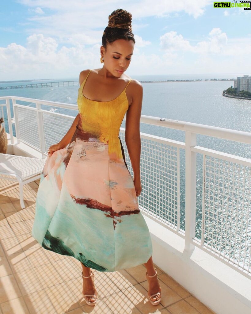 Kerry Washington Instagram - Bienvenidos a Miami ☀🌴 Miami, Florida