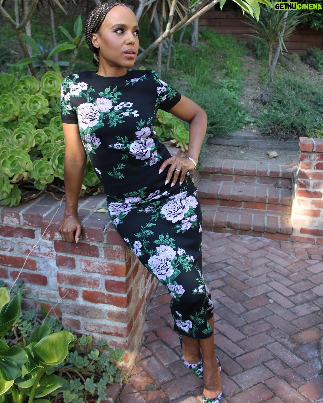 Kerry Washington Instagram - Fall florals 🌸🪻🌸🪻🌸🪻