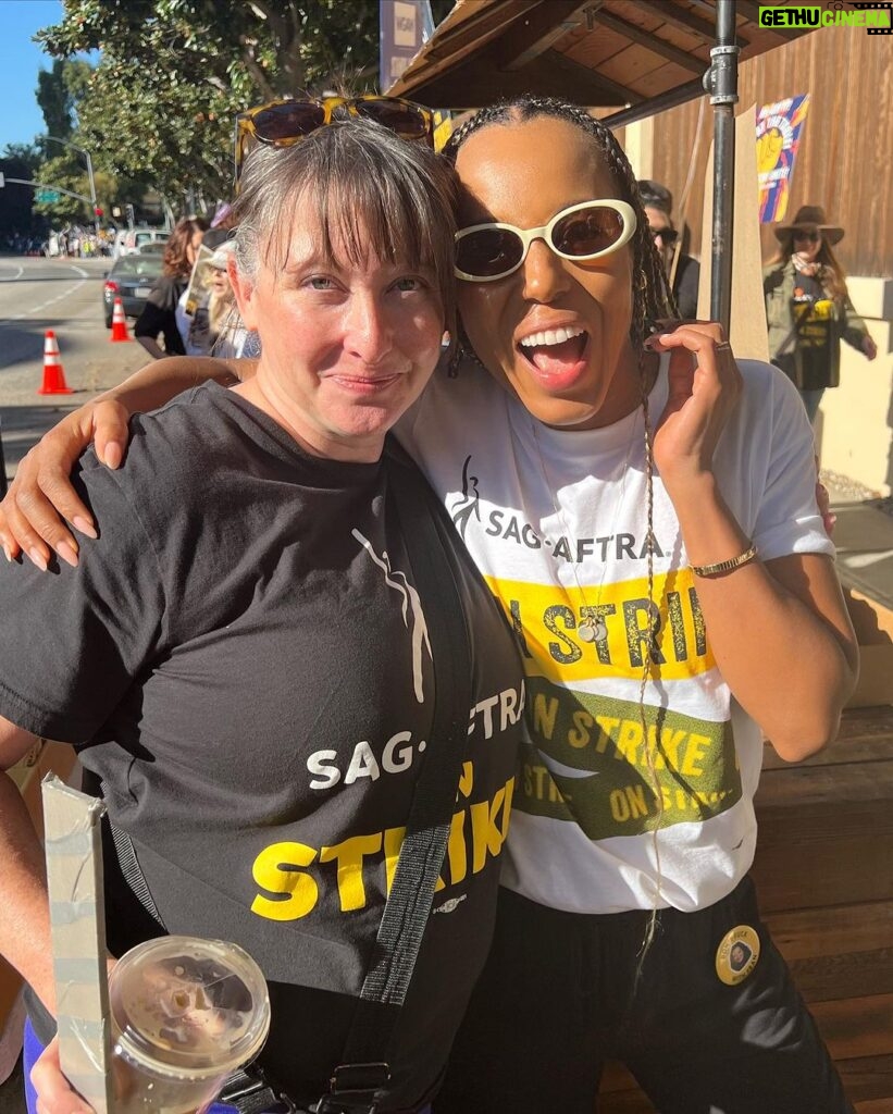 Kerry Washington Instagram - Dear @sagaftra Negotiating Committee—WE GOT YOU! Standing with you and supporting you on the line and beyond. Praying for fruitful and fair negotiations all around 🙏🏾! #SAGAftraStrong #Power2Performers Walt Disney Studios