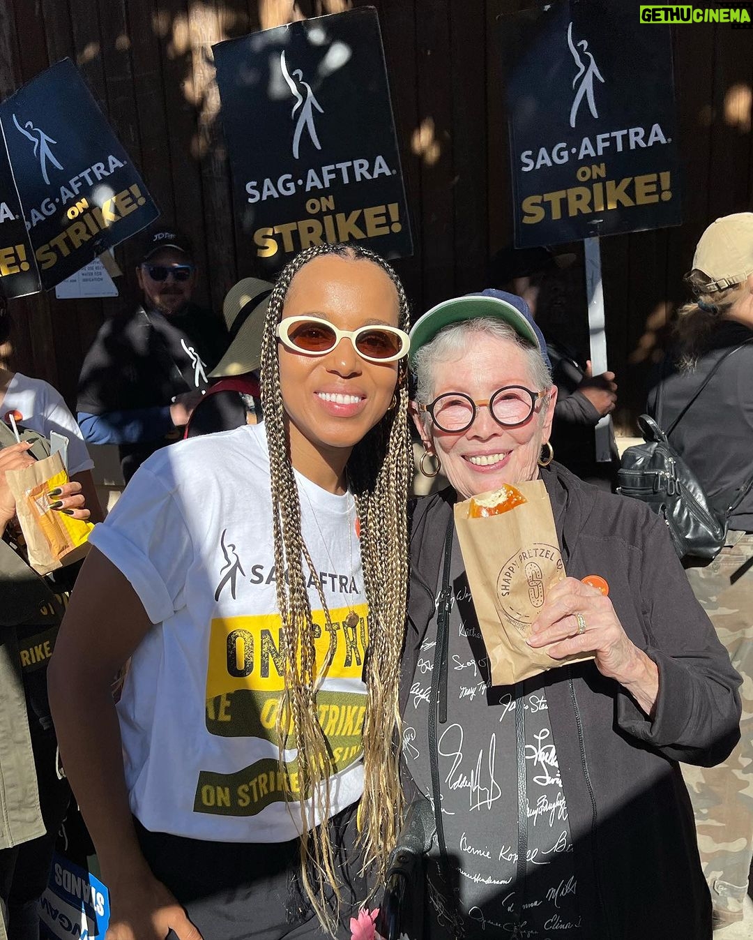 Kerry Washington Instagram - Dear @sagaftra Negotiating Committee—WE GOT YOU! Standing with you and supporting you on the line and beyond. Praying for fruitful and fair negotiations all around 🙏🏾! #SAGAftraStrong #Power2Performers Walt Disney Studios