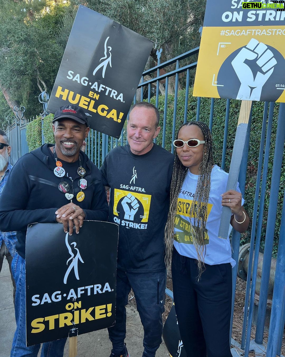 Kerry Washington Instagram - Dear @sagaftra Negotiating Committee—WE GOT YOU! Standing with you and supporting you on the line and beyond. Praying for fruitful and fair negotiations all around 🙏🏾! #SAGAftraStrong #Power2Performers Walt Disney Studios