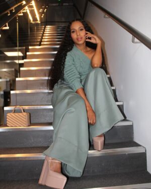 Kerry Washington Instagram - #ThickerthanWater tour drip 💧 Manchester 😍🌊