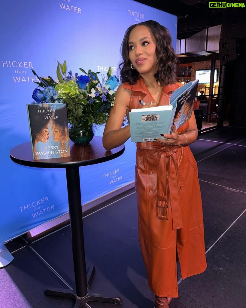 Kerry Washington Instagram - Huge thank you to @1800flowers for making these meet and greet stages so BLUE and BEAUTIFUL and BLOOMING #ThickerthanWater tour 🌊💙 Atlanta, Georgia