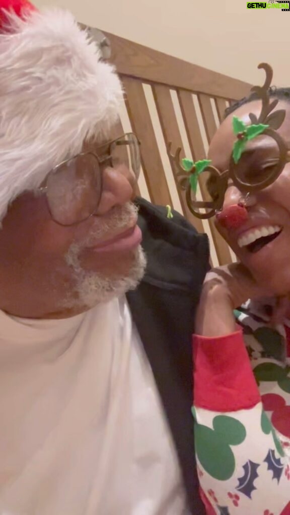 Kerry Washington Instagram - Can we get a round of aCLAUSE for the #Christmas #dadjoke?! 🎅🏾👏🏾 !!!!!
