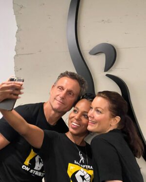 Kerry Washington Instagram - Volunteered with some fellow @sagaftra members that I LOVE today 😍❤️😍❤️😍❤️😍❤️😍

If you want to get involved, there are soooooo many ways to support this labor strike. Help spread our message, volunteer, donate what you can donate to the Emergency Financial Assistance Program, and more! I’ll link to all in my stories. Any bit helps! We’re in this together 🙏🏾