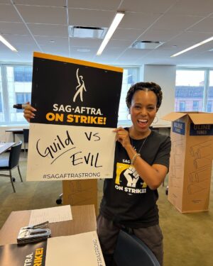 Kerry Washington Instagram - Volunteered with some fellow @sagaftra members that I LOVE today 😍❤️😍❤️😍❤️😍❤️😍

If you want to get involved, there are soooooo many ways to support this labor strike. Help spread our message, volunteer, donate what you can donate to the Emergency Financial Assistance Program, and more! I’ll link to all in my stories. Any bit helps! We’re in this together 🙏🏾