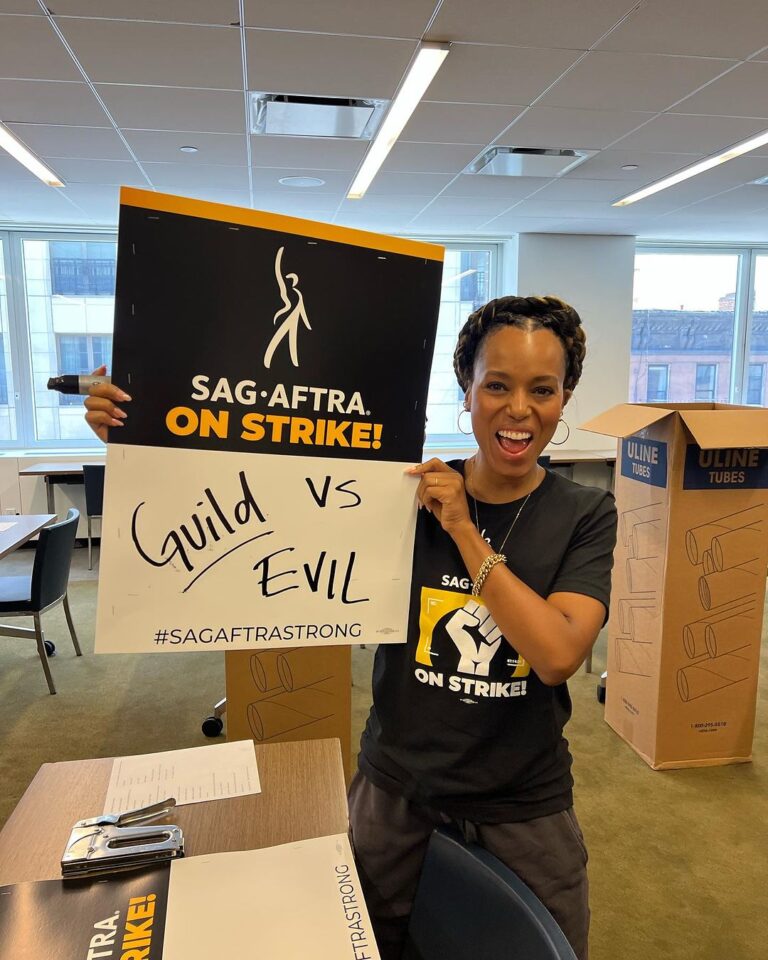 Kerry Washington Instagram - Volunteered with some fellow @sagaftra members that I LOVE today 😍❤️😍❤️😍❤️😍❤️😍 If you want to get involved, there are soooooo many ways to support this labor strike. Help spread our message, volunteer, donate what you can donate to the Emergency Financial Assistance Program, and more! I’ll link to all in my stories. Any bit helps! We’re in this together 🙏🏾 New York, New York
