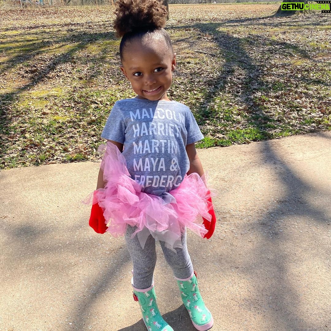 Keshia Knight Pulliam Instagram - It’s a rain boots, tutu & gloves kinda day!! #MyEllaBoo 😍