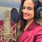 Ketaki Mategaonkar Instagram - Something’s cooking!🥰🌹 Wait till you hear it.. #songrecording #singer #music #comingsoon Dawn Studios