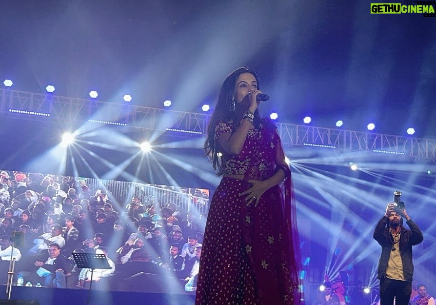 Ketaki Mategaonkar Instagram - Gooood morning🍀! Sharing some moments from the recent concert at Sillod, Chhatrapati Samhaji Nagar with @hrishikesh_ranade and Ali Hussain. Loved every bit of it. Although the show started late, it was fun performing. Didn’t sleep for 2 nights in a row, due to crazy flight timings. A singer always carries his/her instrument (voice) with them 24x7. Whether you’re singing or not, you’re still using that instrument and it’s important to take good care of it. But sometimes a 4am dosa at the airport,😋 to 2.30am dinner post concert. Can’t help💜 सुप्रभात! सिल्लोड, छत्रपती संभाजी नगरमध्ये हृषीकेश रानडे आणि अली हुसैन ह्यांच्यासोबत पार पडलेल्या कार्यक्रमाचे काही फोटोस शेअर करत आहे. ह्यातला प्रत्येक क्षण मजेशीर होता. जरी कार्यक्रम उशिरा सुरू झाला होता तरी मजा आली. फ्लाइट टायमिंग्स मुळे सलग दोन रात्री झोपले नव्हते. एका गायकचा किंवा गायिकेचा तआवाज चोवीस तास त्यांच्यासोबत असतो. त्यामुळे त्याची काळजी घेणं खुप महत्वाचं आहे. पण कधी कधी सकाळी ४ वाजता एअरपोर्ट वर डोसा खाणं, कार्यक्रमानंतर २.३० वाजता जेवण करणं.. चलता हैं! 💜 #ketakimategaonkar #musician #singer #concert .