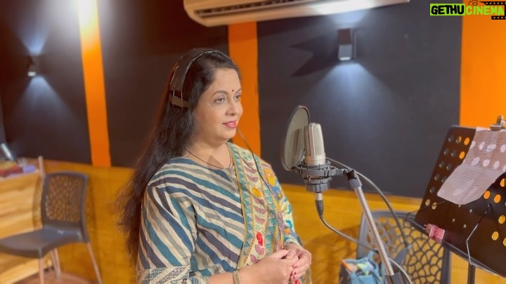 Ketaki Mategaonkar Instagram - #NewSong #AsAComposer माई अल्बम मधील अंगाई गीत “जो जो रे” सादर करताना अत्यंत आनंद होत आहे. माझी आई सुवर्णा माटेगांवकर ह्यांनी हे गाण गायलं असून माझ्या पणजी सौदामिनी माटेगांवकर ह्यांचे शब्द आहेत. नक्की ऐका. दत्त जयंतीच्या सर्वांना हार्दिक शुभेच्छा! 🧿🙏🌼🌹🌺 To watch full video, link is in the story!