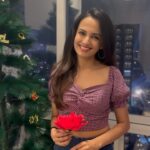 Ketaki Mategaonkar Instagram – Merry Christmas!!! After a lot of requests I finally decided to put some songs on my YouTube channel that are your favourites. Some amazing melodies. Join my official channel for #KetakiUnfiltered🌲💜 
Happyyyyyy holidays ! All my love.