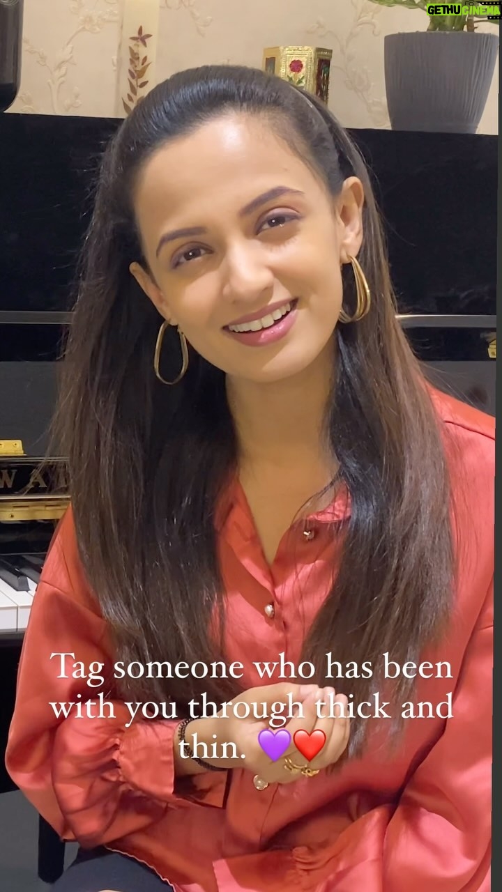 Ketaki Mategaonkar Instagram - #FullVideoOnYoutube #Fanmaiesh (Fan+farmaiesh)☺️😇 This one is for all the wonderful fans who wanted me to sing this song since a long time. Hereeee😇💜! Let me know! Watch on YouTube, and let me know what songs would you like to hear. All my love. 💜 Ketaki. कसं वाटलं नक्की सांगा ! 😇 माझ्या youtube चॅनेल वर .