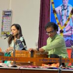 Ketaki Mategaonkar Instagram - #Gondavle #concert #सेवा जेव्हा असा प्रचंड भरलेला हॉल मला दिसतो ना, माझ्या आयुष्याचा हेतू माझ्या डोळ्यासमोर येतो! 💜😇 तुम्हा सर्वांकडे पाहून जे प्रेम मला मिळतं त्यात मला खूप आनंद मिळतो. संवाद होत असतो तो सुरांचा! शब्द नसतात तरी तुमचं प्रेम माझ्यापर्यंत पोहचतं! आणि तुम्हा सर्वांचे खूप खूप आभार ह्या प्रेमासाठी. तुमचं प्रेम माझ्यासाठी खूप महत्वाचं आहे. 💜 जय श्रीराम When I see a packed hall, I realise my true purpose of life! 💜😇 Where giving love and equally getting the same amount of love by looking at your faces makes my heart happy. The interaction is unsaid and there’s no exchange of words, yet there is purest form of love that can be felt . And I want to thank all of you, for this immense love. Love is my true motivation. 💜 Jay Shreeram #ketakimategaonkar #concertmemories #music #love #instadaily #explorepage श्री क्षेत्र गोंदावले