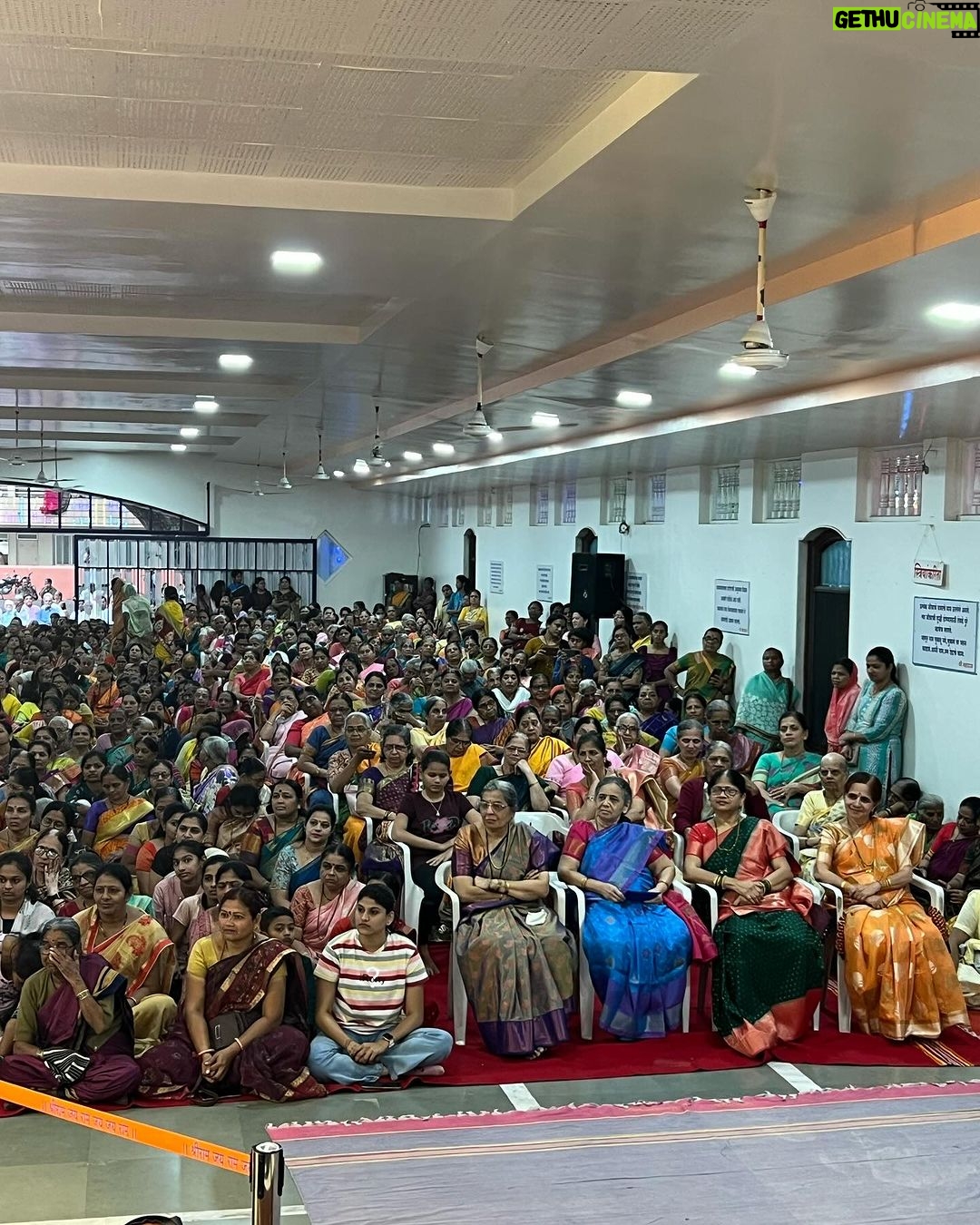 Ketaki Mategaonkar Instagram - #Gondavle #concert #सेवा जेव्हा असा प्रचंड भरलेला हॉल मला दिसतो ना, माझ्या आयुष्याचा हेतू माझ्या डोळ्यासमोर येतो! 💜😇 तुम्हा सर्वांकडे पाहून जे प्रेम मला मिळतं त्यात मला खूप आनंद मिळतो. संवाद होत असतो तो सुरांचा! शब्द नसतात तरी तुमचं प्रेम माझ्यापर्यंत पोहचतं! आणि तुम्हा सर्वांचे खूप खूप आभार ह्या प्रेमासाठी. तुमचं प्रेम माझ्यासाठी खूप महत्वाचं आहे. 💜 जय श्रीराम When I see a packed hall, I realise my true purpose of life! 💜😇 Where giving love and equally getting the same amount of love by looking at your faces makes my heart happy. The interaction is unsaid and there’s no exchange of words, yet there is purest form of love that can be felt . And I want to thank all of you, for this immense love. Love is my true motivation. 💜 Jay Shreeram #ketakimategaonkar #concertmemories #music #love #instadaily #explorepage श्री क्षेत्र गोंदावले