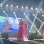 Ketaki Mategaonkar Instagram – Gooood morning🍀! Sharing some moments from the recent concert at Sillod, Chhatrapati Samhaji Nagar with @hrishikesh_ranade and Ali Hussain. Loved every bit of it. Although the show started late, it was fun performing. Didn’t sleep for 2 nights in a row, due to crazy flight timings. A singer always carries his/her instrument (voice) with them 24×7. Whether you’re singing or not, you’re still using that instrument and it’s important to take good care of it. But sometimes a 4am dosa at the airport,😋 to 2.30am dinner post concert. Can’t help💜

सुप्रभात! सिल्लोड, छत्रपती संभाजी नगरमध्ये हृषीकेश रानडे आणि अली हुसैन ह्यांच्यासोबत पार पडलेल्या कार्यक्रमाचे काही फोटोस शेअर करत आहे. ह्यातला प्रत्येक क्षण मजेशीर होता. जरी कार्यक्रम उशिरा सुरू झाला होता तरी मजा आली. फ्लाइट टायमिंग्स मुळे सलग दोन रात्री झोपले नव्हते. एका गायकचा किंवा गायिकेचा तआवाज चोवीस तास त्यांच्यासोबत असतो. त्यामुळे त्याची काळजी घेणं खुप महत्वाचं आहे. पण कधी कधी सकाळी ४ वाजता एअरपोर्ट वर डोसा खाणं, कार्यक्रमानंतर २.३० वाजता जेवण करणं.. चलता हैं! 💜

#ketakimategaonkar #musician #singer #concert .