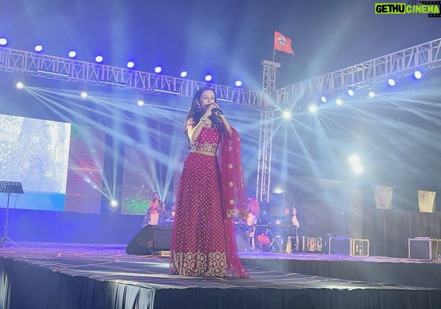 Ketaki Mategaonkar Instagram - Gooood morning🍀! Sharing some moments from the recent concert at Sillod, Chhatrapati Samhaji Nagar with @hrishikesh_ranade and Ali Hussain. Loved every bit of it. Although the show started late, it was fun performing. Didn’t sleep for 2 nights in a row, due to crazy flight timings. A singer always carries his/her instrument (voice) with them 24x7. Whether you’re singing or not, you’re still using that instrument and it’s important to take good care of it. But sometimes a 4am dosa at the airport,😋 to 2.30am dinner post concert. Can’t help💜 सुप्रभात! सिल्लोड, छत्रपती संभाजी नगरमध्ये हृषीकेश रानडे आणि अली हुसैन ह्यांच्यासोबत पार पडलेल्या कार्यक्रमाचे काही फोटोस शेअर करत आहे. ह्यातला प्रत्येक क्षण मजेशीर होता. जरी कार्यक्रम उशिरा सुरू झाला होता तरी मजा आली. फ्लाइट टायमिंग्स मुळे सलग दोन रात्री झोपले नव्हते. एका गायकचा किंवा गायिकेचा तआवाज चोवीस तास त्यांच्यासोबत असतो. त्यामुळे त्याची काळजी घेणं खुप महत्वाचं आहे. पण कधी कधी सकाळी ४ वाजता एअरपोर्ट वर डोसा खाणं, कार्यक्रमानंतर २.३० वाजता जेवण करणं.. चलता हैं! 💜 #ketakimategaonkar #musician #singer #concert .