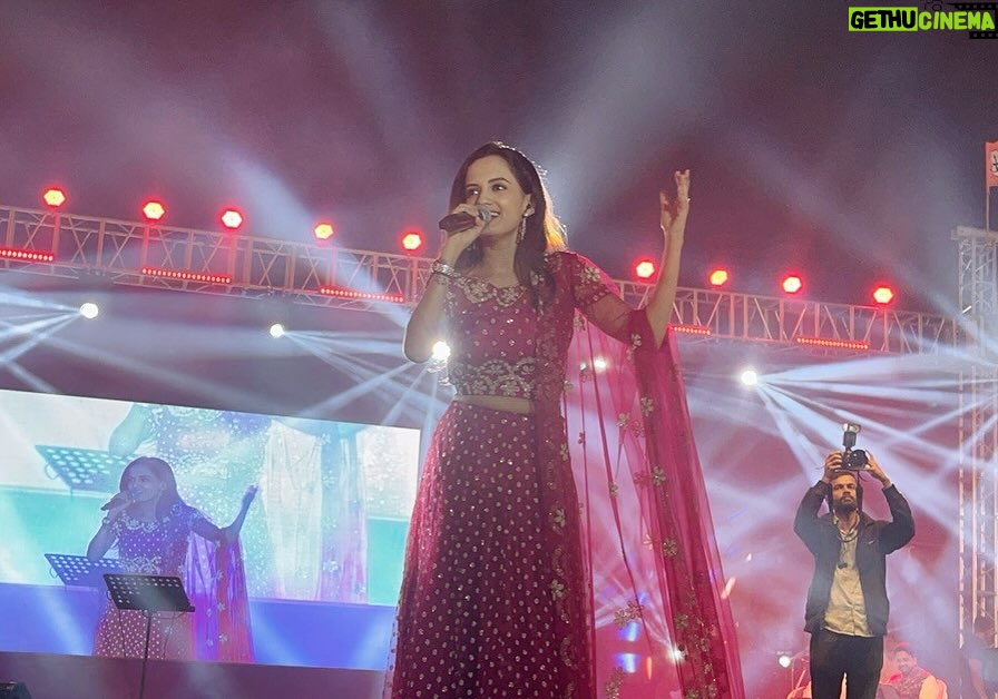 Ketaki Mategaonkar Instagram - Gooood morning🍀! Sharing some moments from the recent concert at Sillod, Chhatrapati Samhaji Nagar with @hrishikesh_ranade and Ali Hussain. Loved every bit of it. Although the show started late, it was fun performing. Didn’t sleep for 2 nights in a row, due to crazy flight timings. A singer always carries his/her instrument (voice) with them 24x7. Whether you’re singing or not, you’re still using that instrument and it’s important to take good care of it. But sometimes a 4am dosa at the airport,😋 to 2.30am dinner post concert. Can’t help💜 सुप्रभात! सिल्लोड, छत्रपती संभाजी नगरमध्ये हृषीकेश रानडे आणि अली हुसैन ह्यांच्यासोबत पार पडलेल्या कार्यक्रमाचे काही फोटोस शेअर करत आहे. ह्यातला प्रत्येक क्षण मजेशीर होता. जरी कार्यक्रम उशिरा सुरू झाला होता तरी मजा आली. फ्लाइट टायमिंग्स मुळे सलग दोन रात्री झोपले नव्हते. एका गायकचा किंवा गायिकेचा तआवाज चोवीस तास त्यांच्यासोबत असतो. त्यामुळे त्याची काळजी घेणं खुप महत्वाचं आहे. पण कधी कधी सकाळी ४ वाजता एअरपोर्ट वर डोसा खाणं, कार्यक्रमानंतर २.३० वाजता जेवण करणं.. चलता हैं! 💜 #ketakimategaonkar #musician #singer #concert .