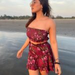 Ketika Sharma Instagram - “Waves are the love letters the ocean writes to the shore.” - Sharvari Tadvi 📸 @shazzalamphotography ✨🙌🏼 #ocean #sea #peace #nature #sunset #sundowner #grounding #gratitude