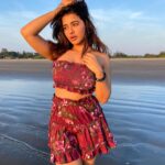 Ketika Sharma Instagram - “Waves are the love letters the ocean writes to the shore.” - Sharvari Tadvi 📸 @shazzalamphotography ✨🙌🏼 #ocean #sea #peace #nature #sunset #sundowner #grounding #gratitude