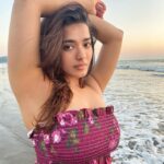 Ketika Sharma Instagram - “Waves are the love letters the ocean writes to the shore.” - Sharvari Tadvi 📸 @shazzalamphotography ✨🙌🏼 #ocean #sea #peace #nature #sunset #sundowner #grounding #gratitude